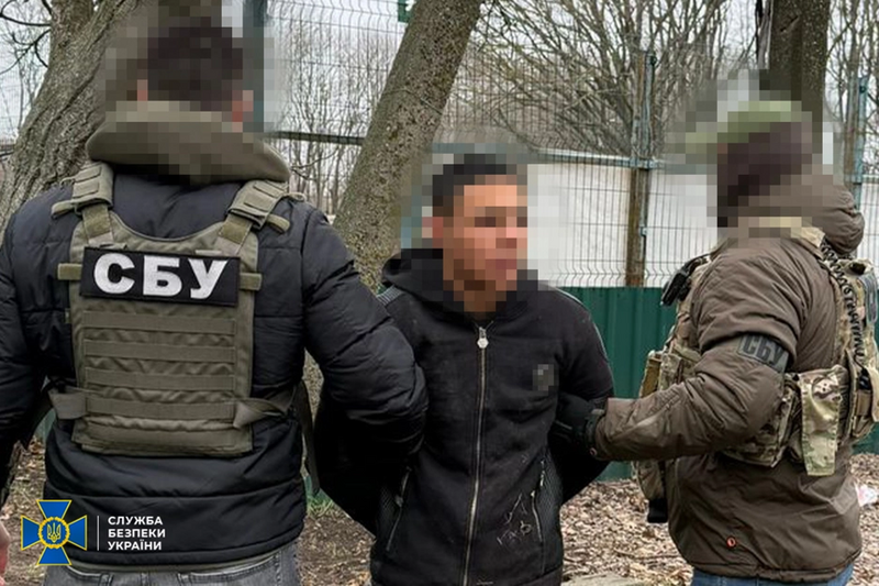 烏克蘭國家安全局（SBU）人員逮捕涉嫌替俄羅斯從事間諜活動的嫌犯。SBU指出，近期已有數百名青少年因涉入情報洩漏與破壞任務而遭到拘捕。（圖取自SBU專頁）