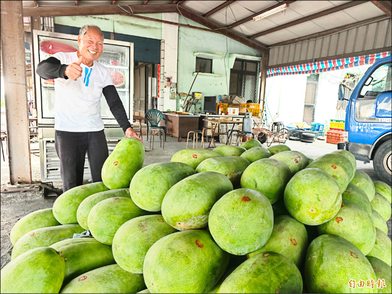 鄭國霖表示，他要賣到賣不動為止，他希望把西螺西瓜「又沙又甜」的風味傳給一代又一代。（記者陳冠備攝）