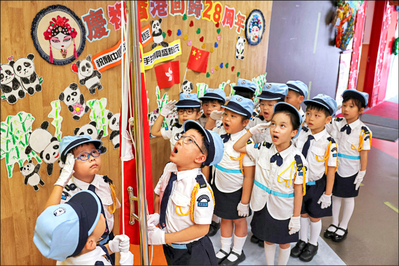 香港主權移交中國7月1日滿28週年，一家幼兒園的幼童6月30日舉行升旗典禮，凸顯中港政府強烈灌輸愛國主義教育。（路透）