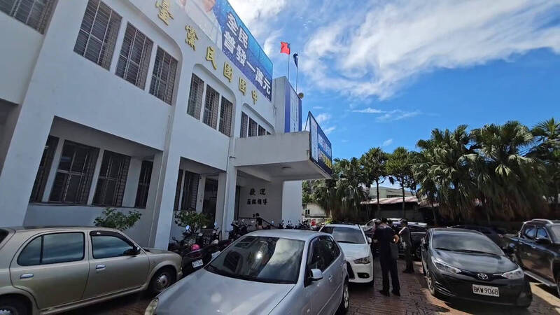 國民黨花蓮縣黨部今早被屏東地檢署指揮調查人員搜索。(民眾提供) 國民黨花蓮縣黨部今早被屏東地檢署指揮調查人員搜索。(民眾提供)