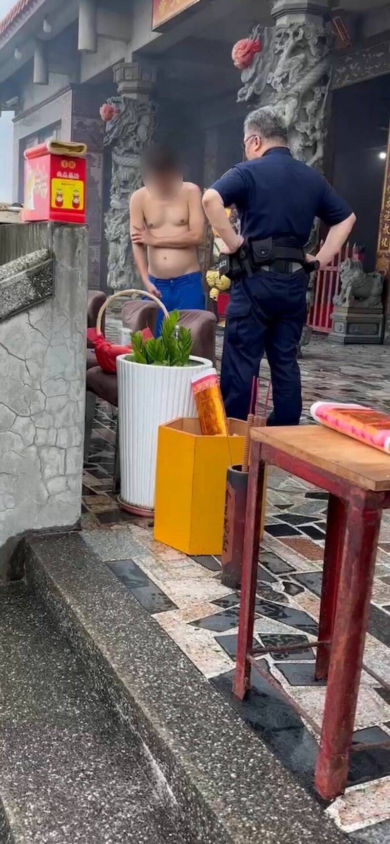 李姓男子上月縱火燒宮廟15尊佛像、金爐。基隆地檢署今天將他起訴。（記者林嘉東翻攝）
