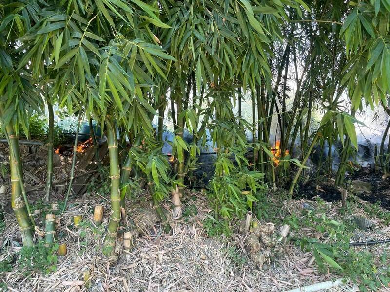 台北市社子島上一處竹林起火，火滅後驚見男性焦屍，死者為89歲謝姓老翁。（記者王冠仁翻攝）