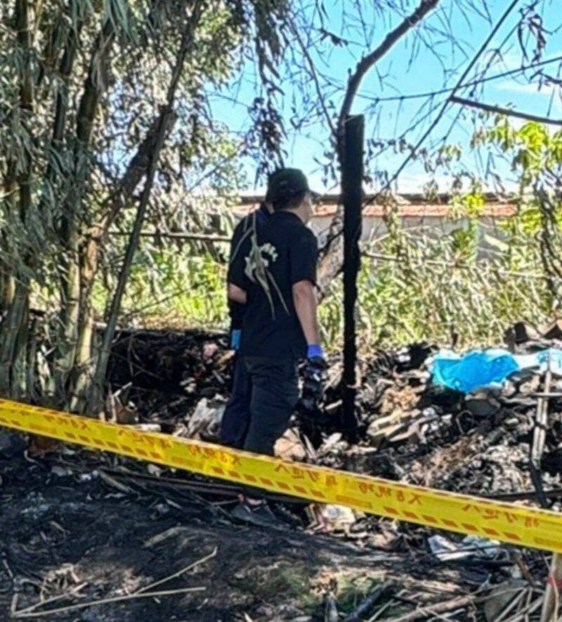 台北市社子島上一處竹林起火，滅火後驚見男性焦屍。（記者王冠仁翻攝）