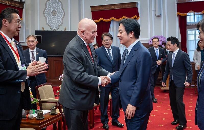 賴清德總統今接見「2025台灣海洋國際論壇」訪問團，訪團成員「華盛頓時報」總裁麥克德維特（Thomas Mcdevitt）代表致詞。（總統府提供）