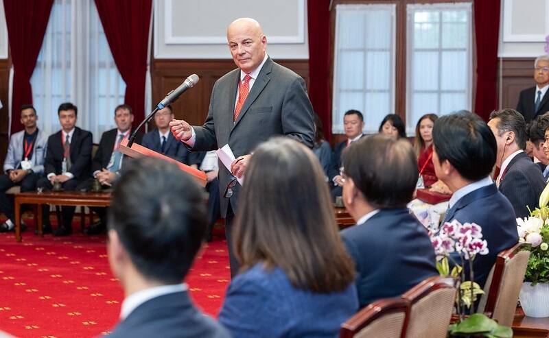 賴清德總統今接見「2025台灣海洋國際論壇」訪問團，訪團成員「華盛頓時報」總裁麥克德維特（Thomas Mcdevitt）代表致詞。（總統府提供）