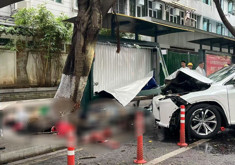 中國廣東省廣州市車輛撞擊公車站，造成3人死亡、3人受傷。（圖擷自微博）