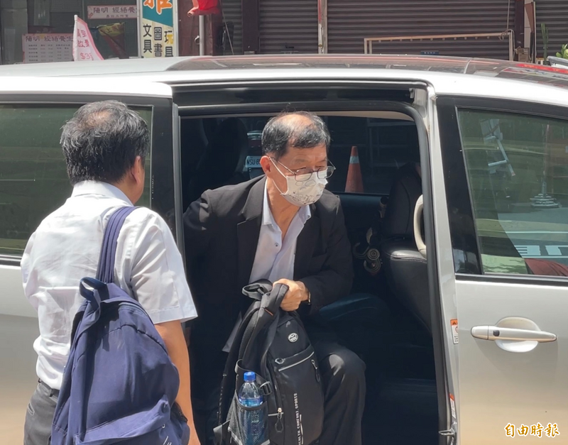 彭振聲趕回高雄住家處理妻子後事。（記者許麗娟攝）