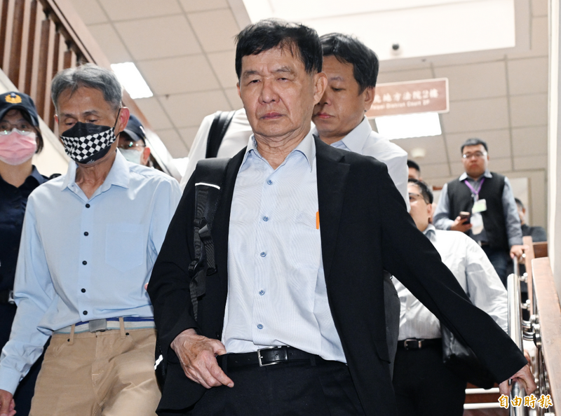 台北地院1日開庭審理京華城案，勘驗偵訊錄音，前台北市副市長彭振聲因家中變故，請假提前離開法庭。（記者廖振輝攝）