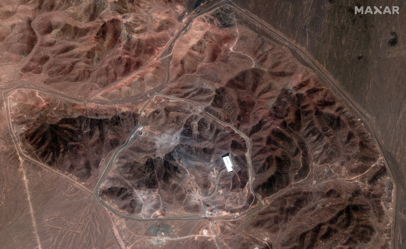 伊朗福爾多地下鈾濃縮設施的最新衛星圖像顯示,有車輛、挖掘設備和起重機正在上週因美國襲擊造成的彈坑附近持續活動。(Maxar Technologies/路透) 伊朗福爾多地下鈾濃縮設施的最新衛星圖像顯示,有車輛、挖掘設備和起重機正在上週因美國襲擊造成的彈坑附近持續活動。(Maxar Technologies/路透)