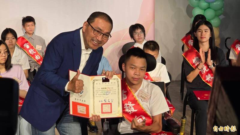 奮發向上獎得主、中和高中學生塗煜鈞曾在2021年獲總統教育獎。(記者黃子暘攝) 奮發向上獎得主、中和高中學生塗煜鈞曾在2021年獲總統教育獎。(記者黃子暘攝)