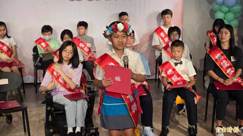 總統教育獎得主、重慶國小學生王諄,熱衷於推廣族語。(記者黃子暘攝) 總統教育獎得主、重慶國小學生王諄,熱衷於推廣族語。(記者黃子暘攝)