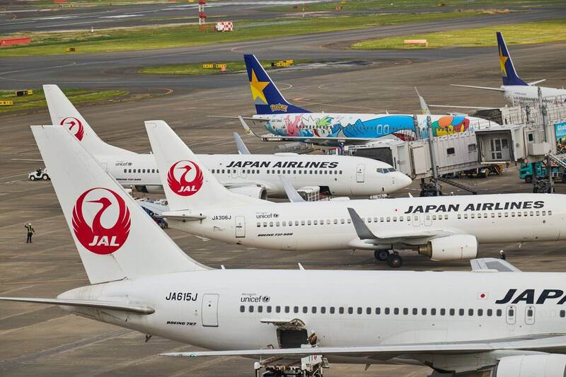 日本國土交通省7月1日發布最新安全建議,7月8日起乘客不得將行動電源放在座位上方的行李置物櫃,即使沒有使用也要隨身攜帶。(彭博) 日本國土交通省7月1日發布最新安全建議,7月8日起乘客不得將行動電源放在座位上方的行李置物櫃,即使沒有使用也要隨身攜帶。(彭博)