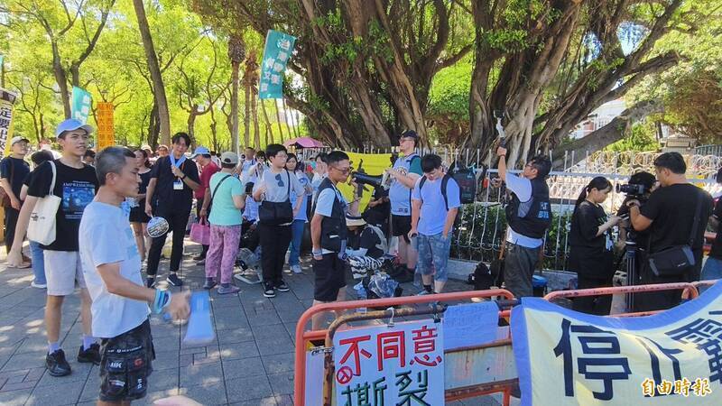 台北地院審理京華城案，昨日原本要勘驗偵訊錄音，前台北市副市長彭振聲因家中變故，請假提前離開法庭。後續北檢外有民眾黨支持者集結抗議。（資料照）