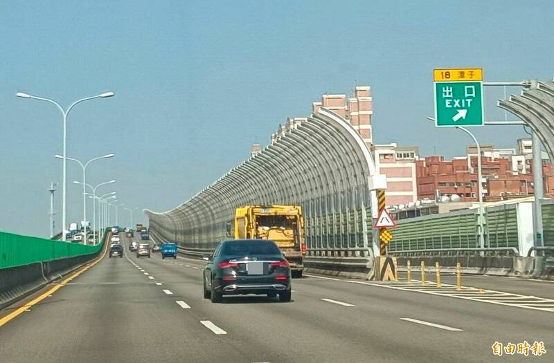 台74線測速照相桿執法，今年上半年潭子下匝道旁的這支開出2564件，為市庫賺進769萬元的罰款。（記者陳建志攝）