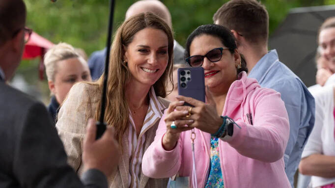 英國威爾斯王妃凱特近日訪問埃塞克斯郡一家醫院，並親切地與民眾自拍。她在活動中首度坦誠地談論了癌症化療後的恢復挑戰，引發廣泛共鳴。（路透）