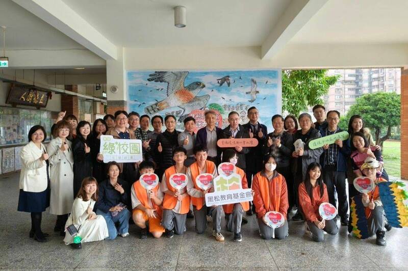 會稽國中通過台美生態學校認證,黑松教育基金會安排夥伴學校參訪,觀摩學校將赤腹鷹融入校訂課程。(圖由黑松教育基金會提供) 會稽國中通過台美生態學校認證,黑松教育基金會安排夥伴學校參訪,觀摩學校將赤腹鷹融入校訂課程。(圖由黑松教育基金會提供)