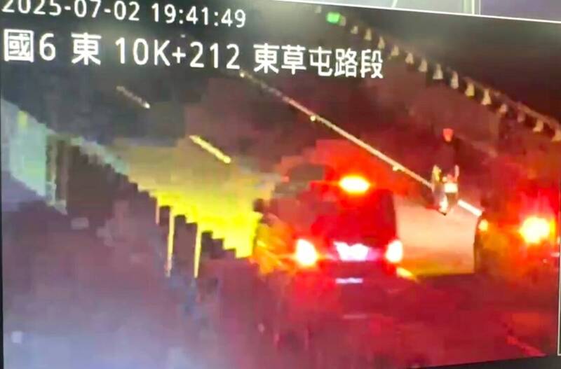 78岁李姓老翁骑在国道6号西向的外侧车道,警车引导到路肩。(国道七队提供) 78岁李姓老翁骑在国道6号西向的外侧车道,警车引导到路肩。(国道七队提供)