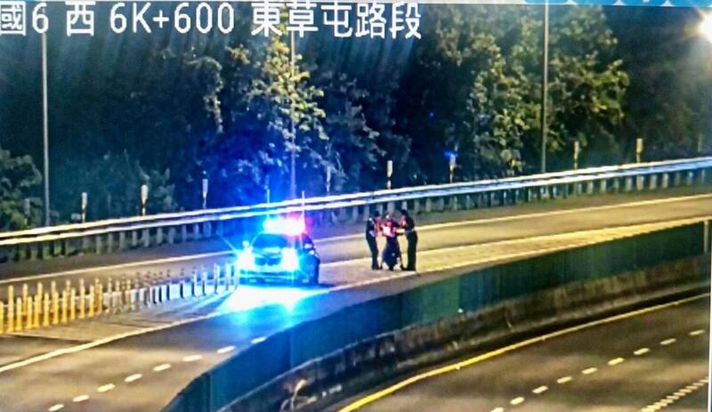 老翁骑到安全处警方才请他下车。(国道七队提供) 老翁骑到安全处警方才请他下车。(国道七队提供)
