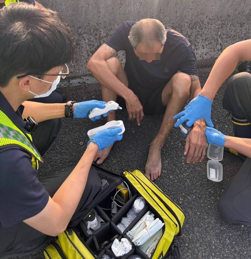 台中黄姓男子,今天早上开车行经台74线车子抛锚,疑因身体不适躺在路肩,消防人员到场救护。(记者陈建志翻摄) 台中黄姓男子,今天早上开车行经台74线车子抛锚,疑因身体不适躺在路肩,消防人员到场救护。(记者陈建志翻摄)