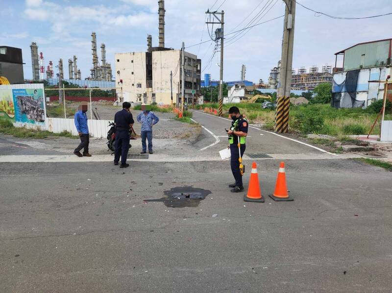 警方现场厘清车祸原因。(民众提供) 警方现场厘清车祸原因。(民众提供)