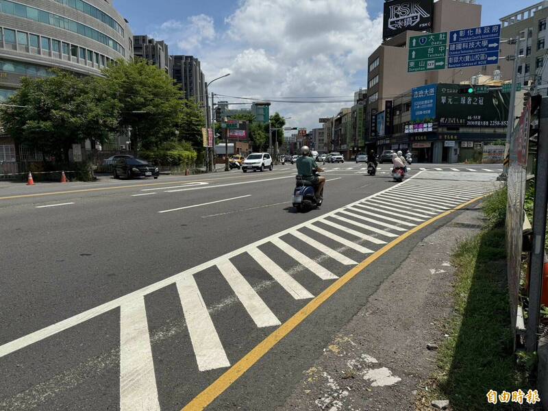 彰化市省道台一线路肩槽化线,有许多机车族避开行驶在汽机车混和道上。(记者汤世名摄) 彰化市省道台一线路肩槽化线,有许多机车族避开行驶在汽机车混和道上。(记者汤世名摄)