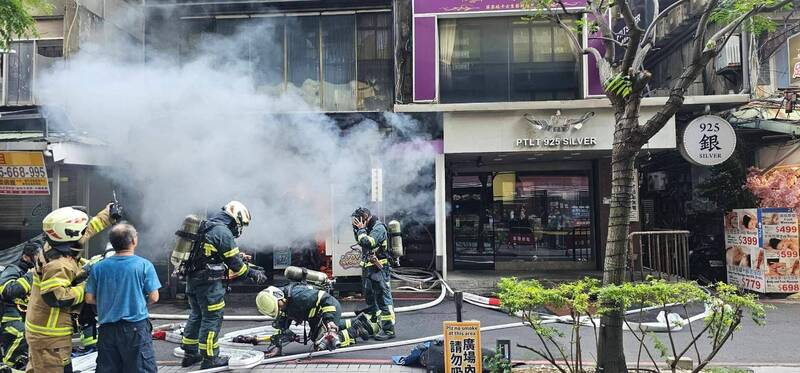 北市萬華武昌街發生2輛機車莫名火燒車意外。（記者劉慶侯翻攝）