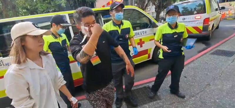 吳姓男騎士肇事後與葉姓女友雙雙被送往醫院急救，吳男鼻樑斷裂傷勢較重，葉女則手、腳擦挫傷。（記者林嘉東翻攝）
