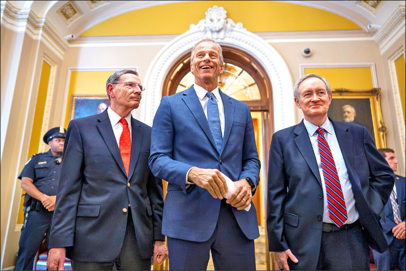 美國聯邦參議院1日驚險通過攸關總統川普政
績的「大又美法案」後，參院多數黨領袖圖恩
（中）與共和黨黨鞭巴拉索（左）、財政委員
會主席克雷波（右）向媒體發表談話。（美聯社）