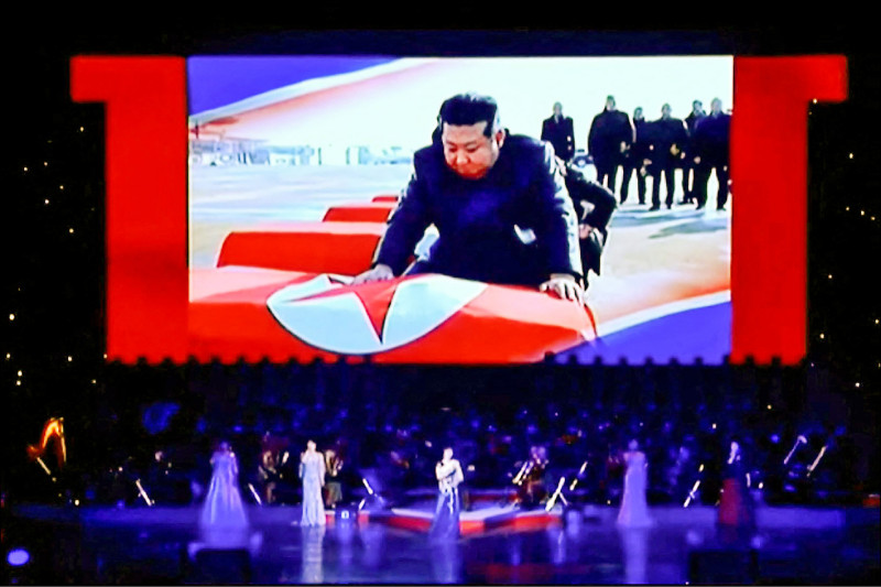 北韓官方媒體6月28日發佈影片，顯示最高領袖金正恩為派往俄羅斯協助俄軍作戰的陣亡軍人致哀。（法新社）