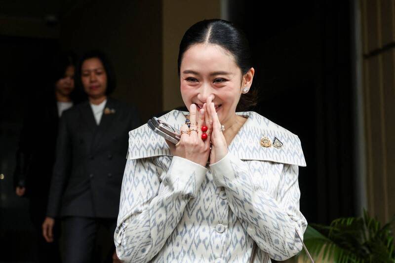 泰國原總理貝東塔在遭憲法法庭下令停職後，於7月3日步出內閣會議時面露笑容。儘管身陷政治風暴，她當天仍以新任「文化部長」的身分，出席了新內閣的宣誓就職典禮。（路透）