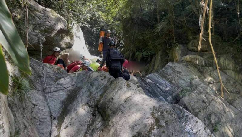 警消救援。(民众提供) 警消救援。(民众提供)