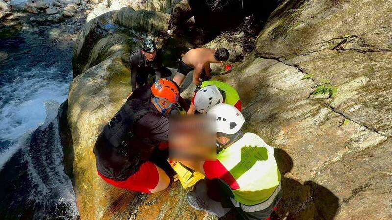 何男与友人戏水不慎溺水送医不治。(民众提供) 何男与友人戏水不慎溺水送医不治。(民众提供)