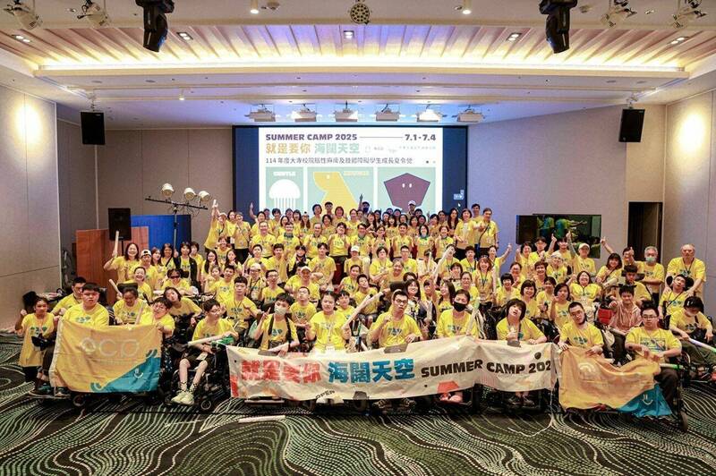 為了使身心障礙學生有多元參與的機會,教育部舉辦「114年度大專校院腦性麻痺及肢體障礙學生成長夏令營」,共有65名身障學生參與。(教育部提供)