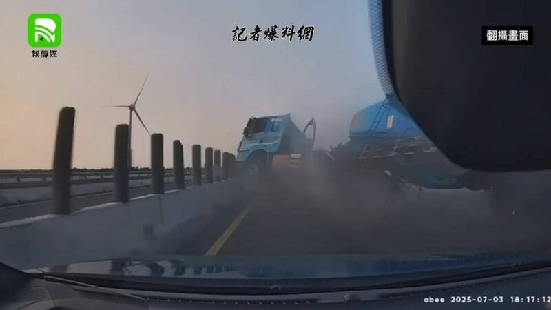 油罐车失控翻覆瞬间画面。(翻摄自记者爆料网) 油罐车失控翻覆瞬间画面。(翻摄自记者爆料网)