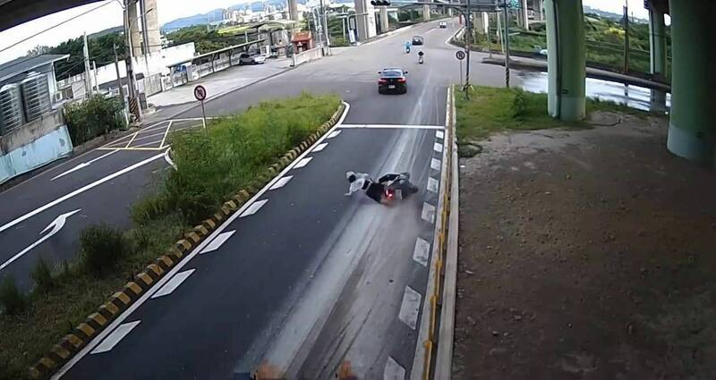 另一名机车骑士摔车。(警方提供) 另一名机车骑士摔车。(警方提供)