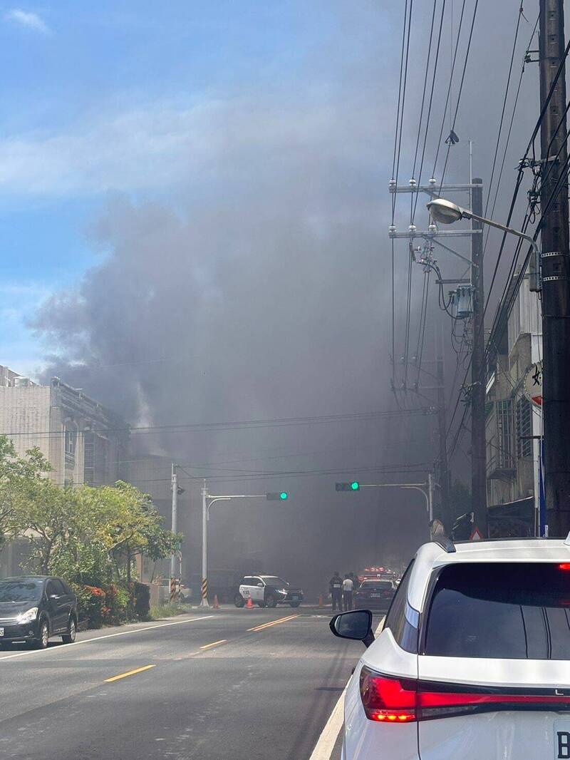 黑烟不断窜出,弥漫整条道路。(民众提供) 黑烟不断窜出,弥漫整条道路。(民众提供)