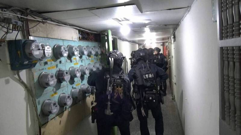 桃园、台北警方联手破获大型贩毒集团,图为警方荷枪实弹攻坚情形。(警方提供) 桃园、台北警方联手破获大型贩毒集团,图为警方荷枪实弹攻坚情形。(警方提供)