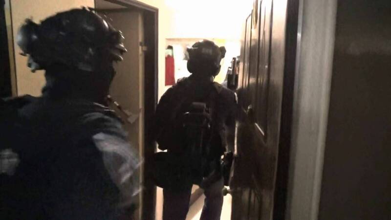 桃园、台北警方联手破获大型贩毒集团,图为警方荷枪实弹攻坚情形。(警方提供) 桃园、台北警方联手破获大型贩毒集团,图为警方荷枪实弹攻坚情形。(警方提供)