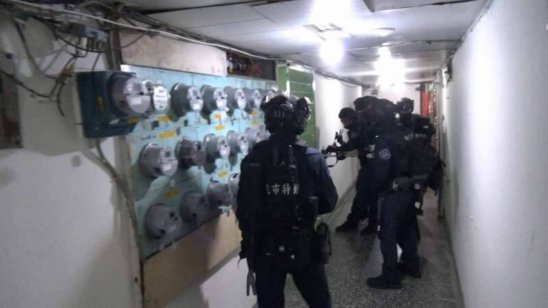 桃园、台北警方联手破获大型贩毒集团,图为警方荷枪实弹攻坚情形。(警方提供) 桃园、台北警方联手破获大型贩毒集团,图为警方荷枪实弹攻坚情形。(警方提供)