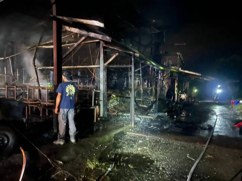 以阿美族传统建材兴建的红糯米生活馆,起火后很快整栋就延烧开来。(消防局提供) 以阿美族传统建材兴建的红糯米生活馆,起火后很快整栋就延烧开来。(消防局提供)