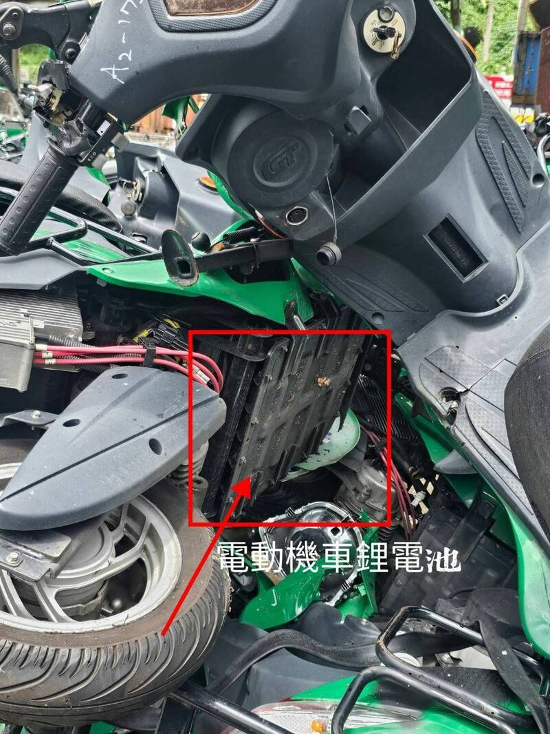 起火原因可能是固定在车底大锂电池自燃。(记者徐圣伦翻摄) 起火原因可能是固定在车底大锂电池自燃。(记者徐圣伦翻摄)