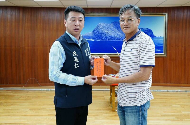 澎湖議長陳毓仁捐10萬 協助清除珊瑚殺手棘冠海星