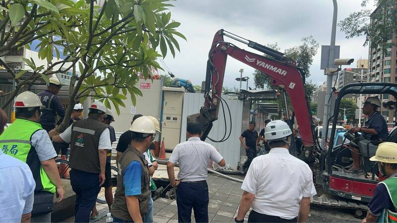 高雄大同医院旁疑因连续壁施工破大洞,工务局依法开罚9万元并勒令停工。(工务局提供) 高雄大同医院旁疑因连续壁施工破大洞,工务局依法开罚9万元并勒令停工。(工务局提供)