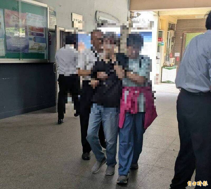 白翁的妻子（圖中）認屍後一度癱軟，哀傷得難以言語。（記者張瑞楨攝）