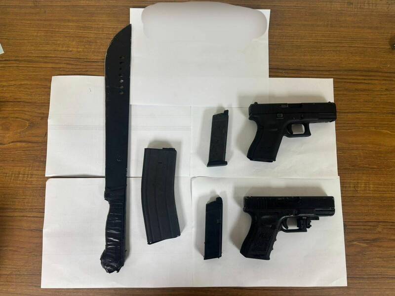 警方搜出瓦斯BB枪。(记者姚岳宏翻摄) 警方搜出瓦斯BB枪。(记者姚岳宏翻摄)