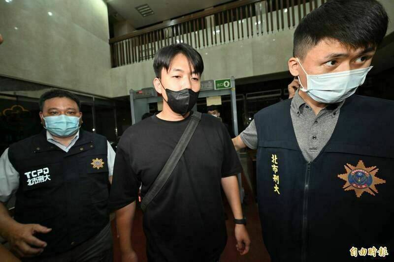 臉書「迷因台式民主」粉絲專頁版主戴瑞甯（中）。（資料照）