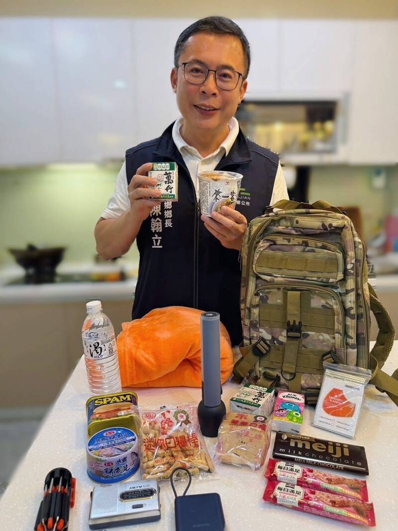 南投名間「學霸鄉長」陳翰立開箱防災包：防災比預言重要