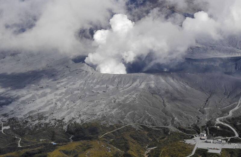 2021年10月20日，日本熊本縣阿蘇火山噴發。（美聯社資料照）