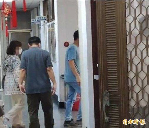 張姓美容師的母親（左）與男友（右）至豐原分局說明。（記者張軒哲攝）