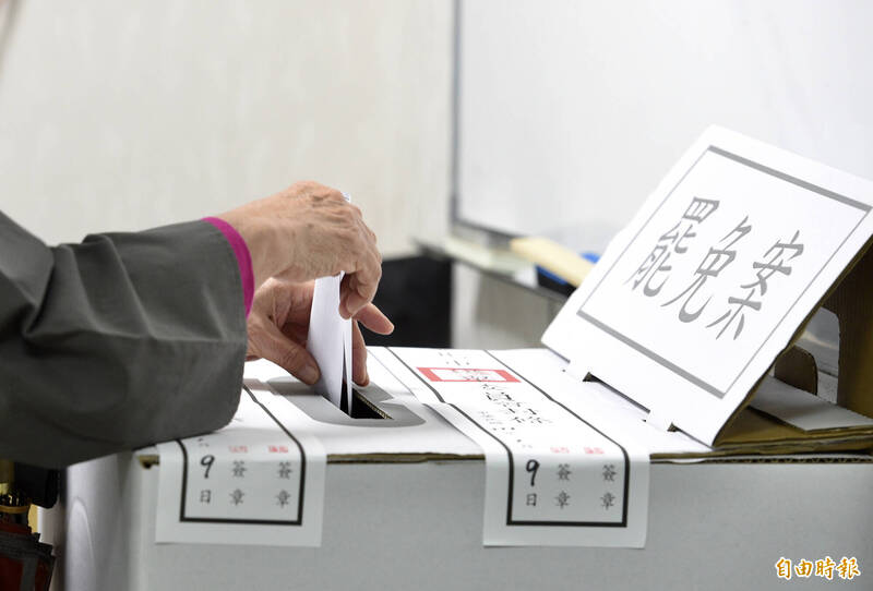 中選會表示,罷免投開票所查詢網站今天上線,網站結合Google地圖,民眾點選戶籍所在的區及里或鄰,即可顯示投開票所地址。投票示意圖。(資料照) 中選會表示,罷免投開票所查詢網站今天上線,網站結合Google地圖,民眾點選戶籍所在的區及里或鄰,即可顯示投開票所地址。投票示意圖。(資料照)